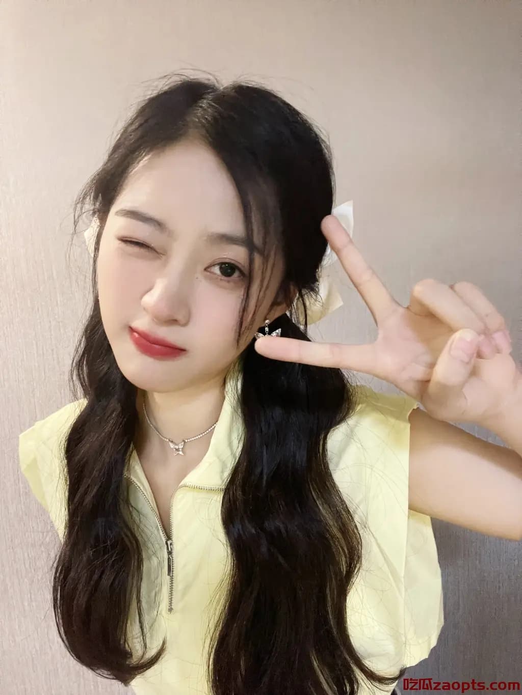 Lisa《Rockstar》MV 星形上衣造型遭设计师指控“抄袭/仿版”，引发时尚圈讨论