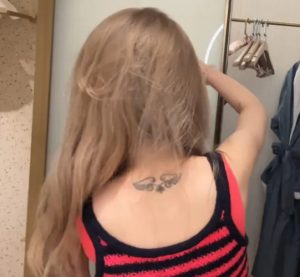 周淑怡直播热舞，后背翅膀纹身惹争议