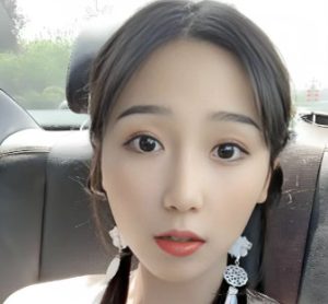 小深深直播被大马猴粉丝建议加入传媒，高情商避开话题